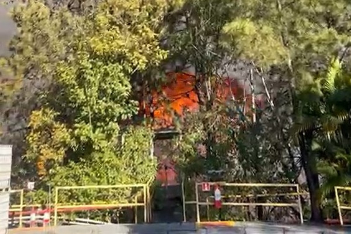 enorme-incendio-atinge-fabrica-de-embalagens-em-guarulhos.-video