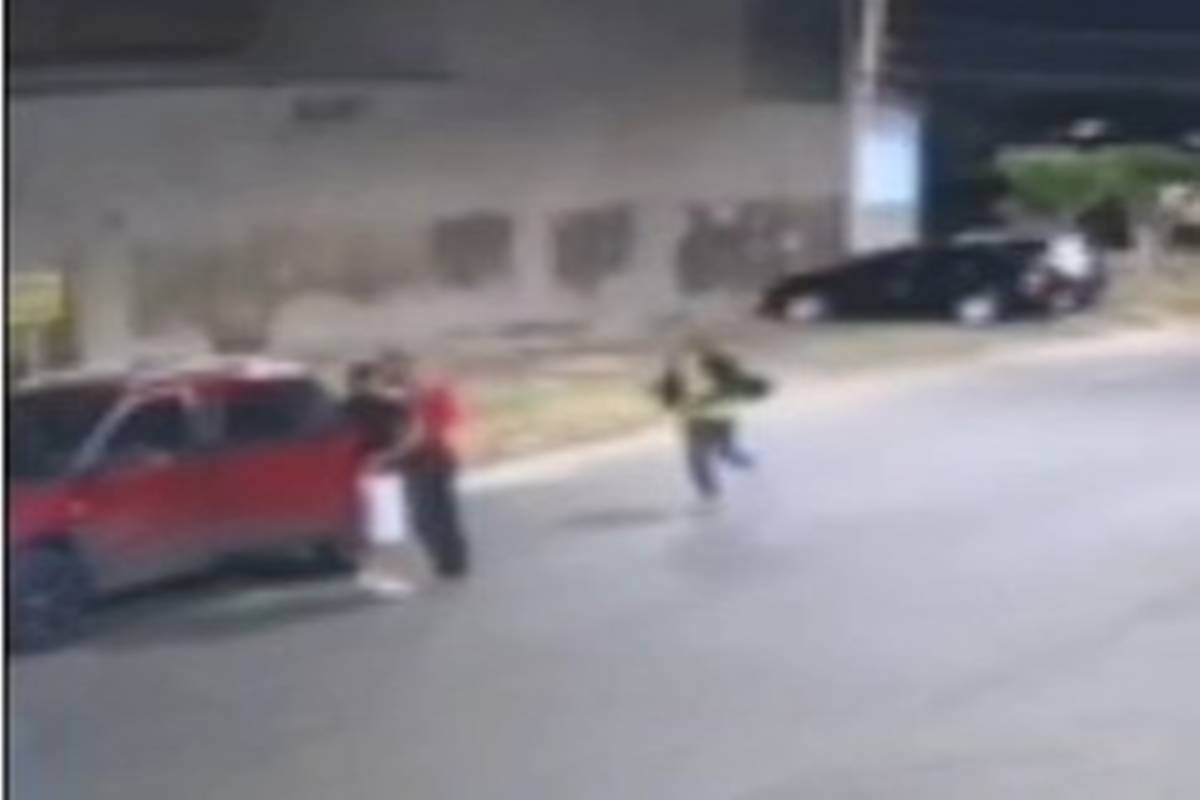 video.-criminosos-rendem-homem-na-rua-e-roubam-carro-no-df