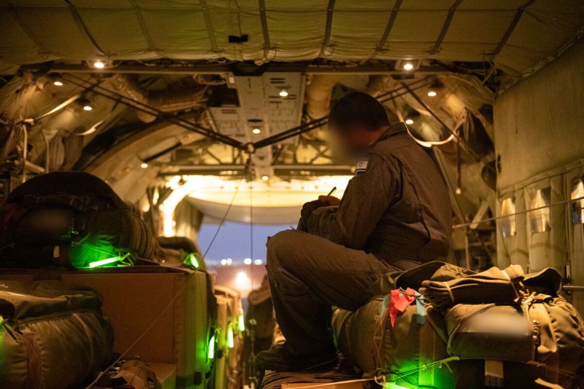 video:-israel-exibe-avioes-jogando-ajuda-humanitaria-sobre-gaza