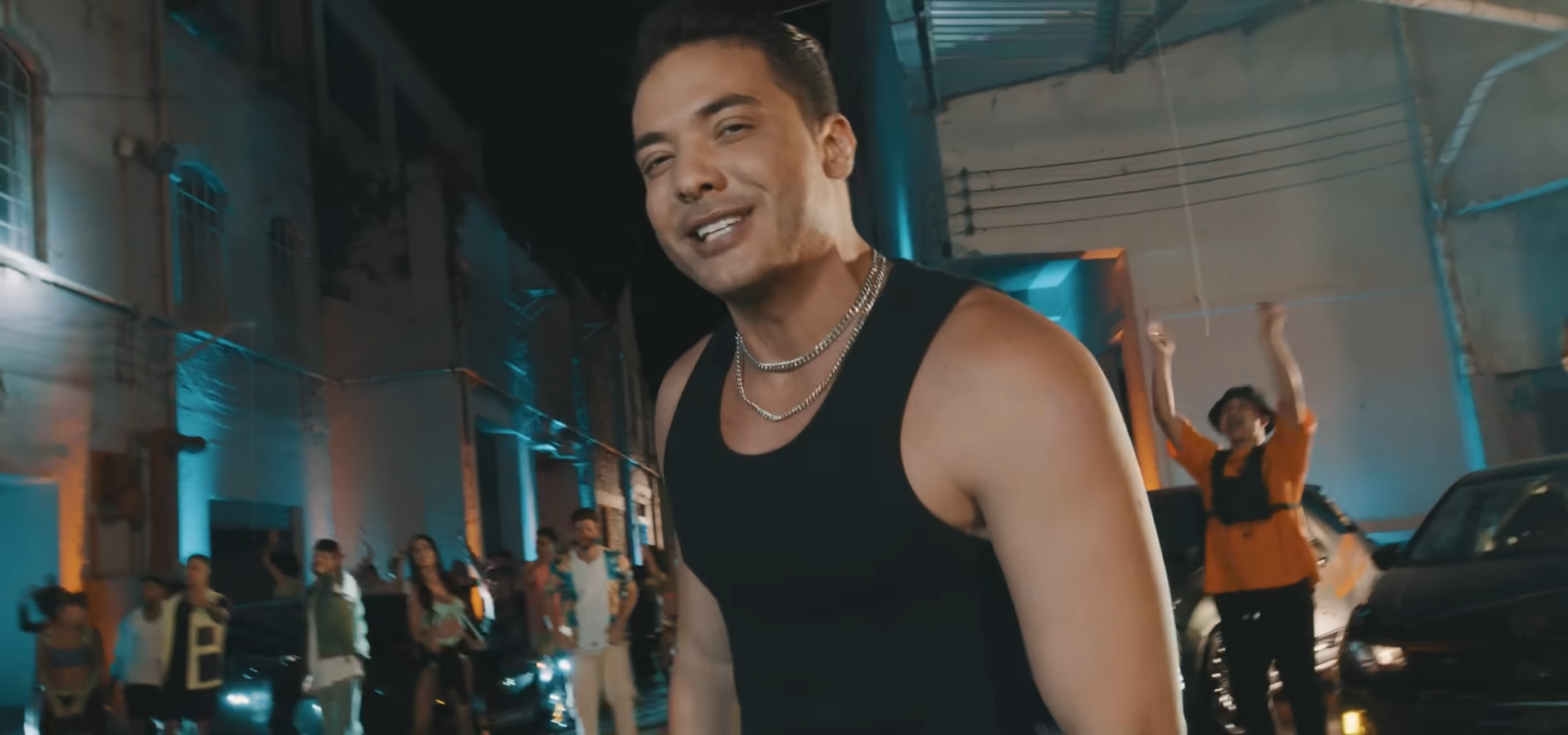 Wesley Safadão atola carro após show no Fortal e precisa empurrar veículo com equipe: “Te vira”