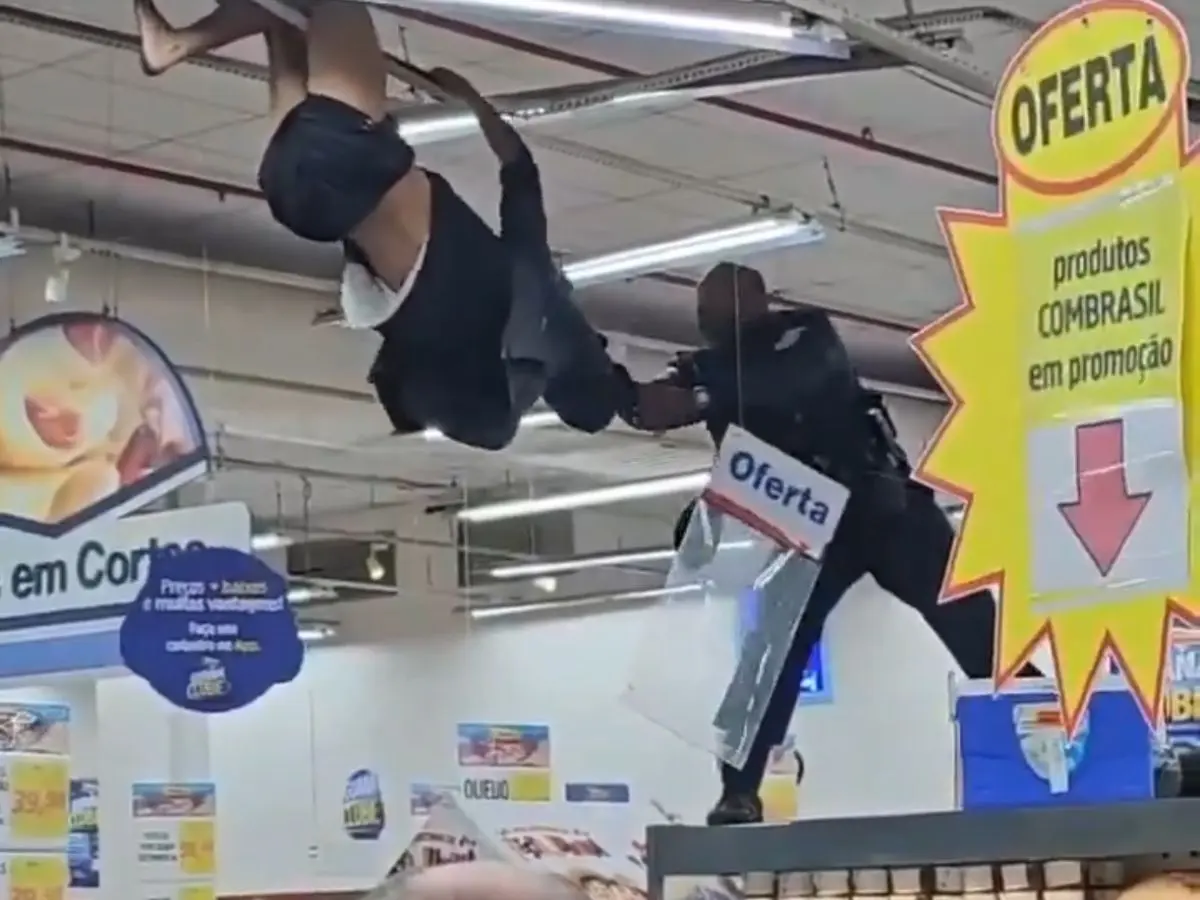 O Homem-aranha tá diferente! Homem se pendura no teto de mercado e é retirado por PM