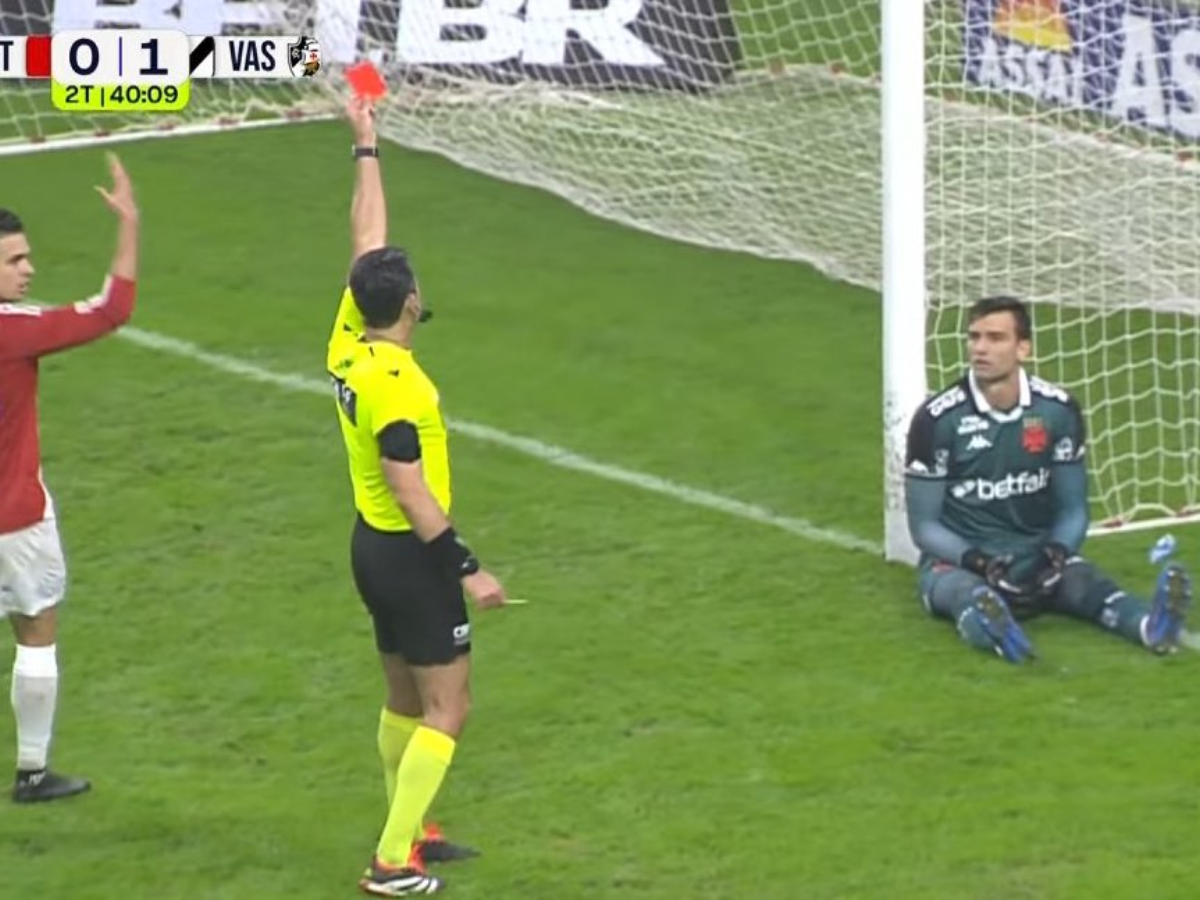 Léo Jardim, goleiro do Vasco, expulso por cera: o que diz a regra do futebol?