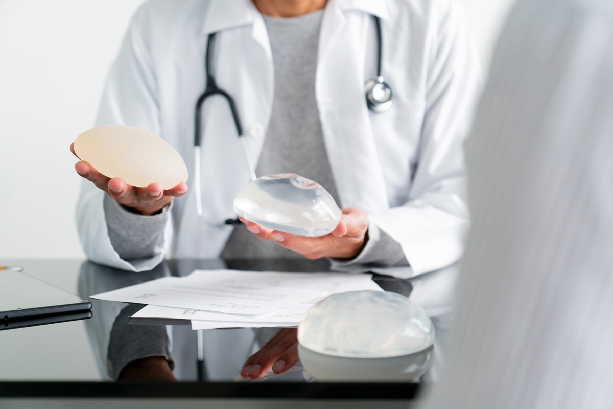 anvisa-proibe-uso-de-proteses-mamarias-e-de-gluteo-chinesas;-entenda