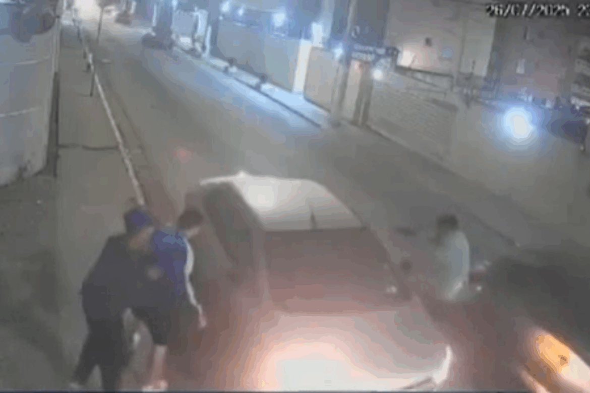 video:-assaltantes-arrancam-motorista-de-app-e-passageiros-de-carro