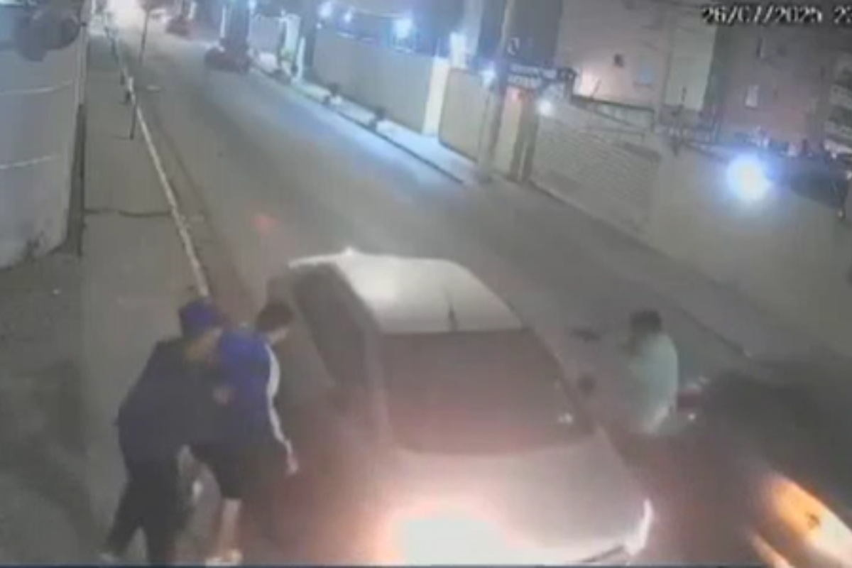 video:-assaltantes-arrancam-motorista-de-app-e-passageiros-de-carro