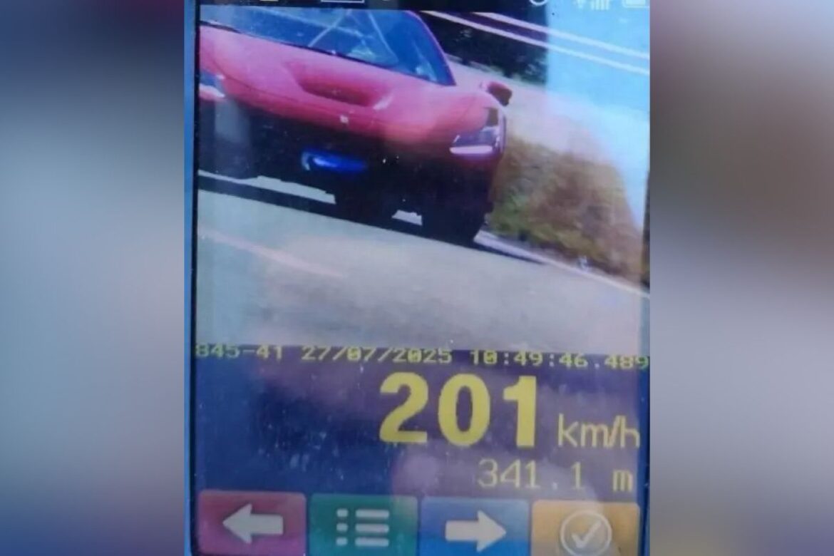 velocidade-maxima:-ferrari-e-flagrada-a-mais-de-200-km/h-no-interior
