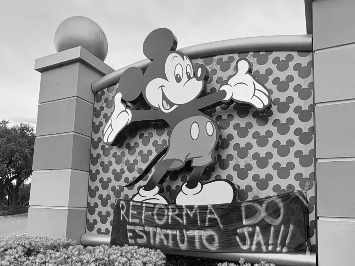 Torcida do Corinthians faz protesto em parque na Disney e pede reforma do estatuto