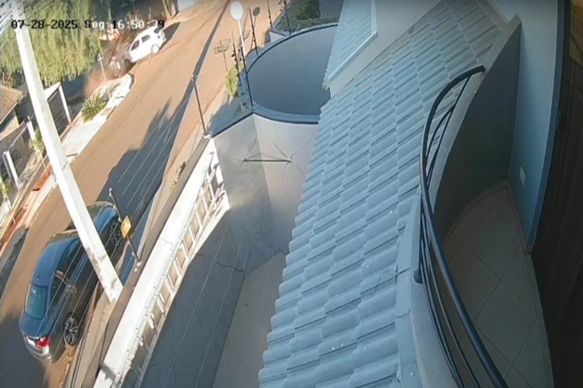 carro-capota-apos-colisao-em-cruzamento-de-maringa;-video