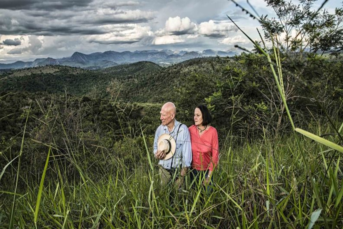 da-terra-devastada-a-floresta-em-pe,-com-sebastiao-salgado 