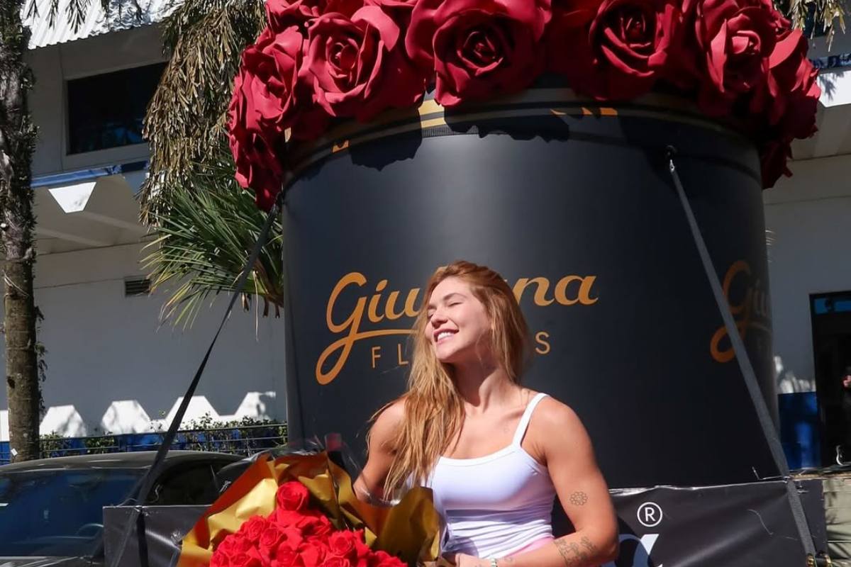 saiba-quem-e-o-cantor-que-enviou-caminhao-de-flores-para-virginia