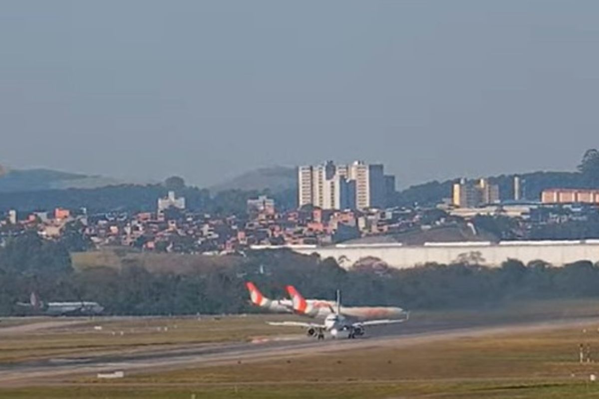 aviao-solta-fumaca-preta-e-decolagem-e-abortada-em-aeroporto-de-sp