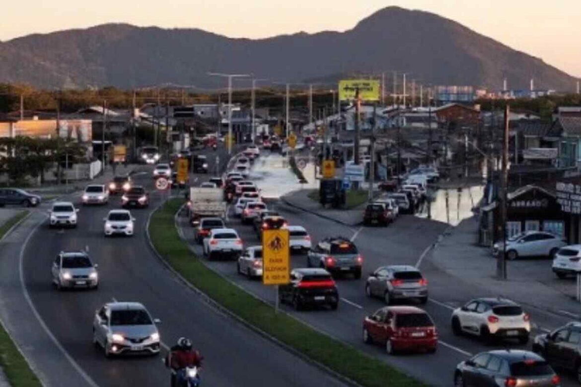 mare-alta-invade-rodovias-em-florianopolis-e-provoca-transito-intenso