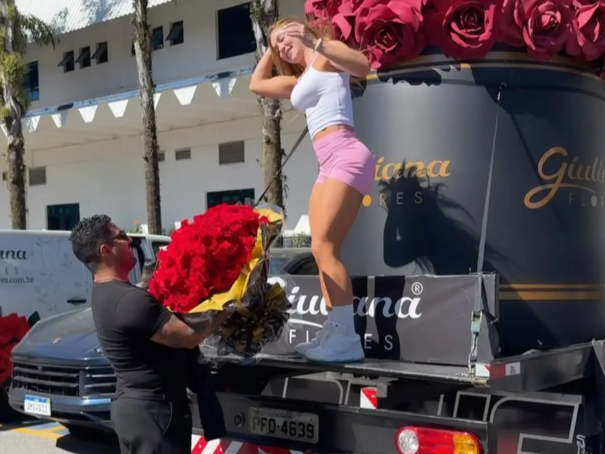 Após Felipe Amorim enviar caminhão de rosas para Virginia, namorada do cantor se posiciona