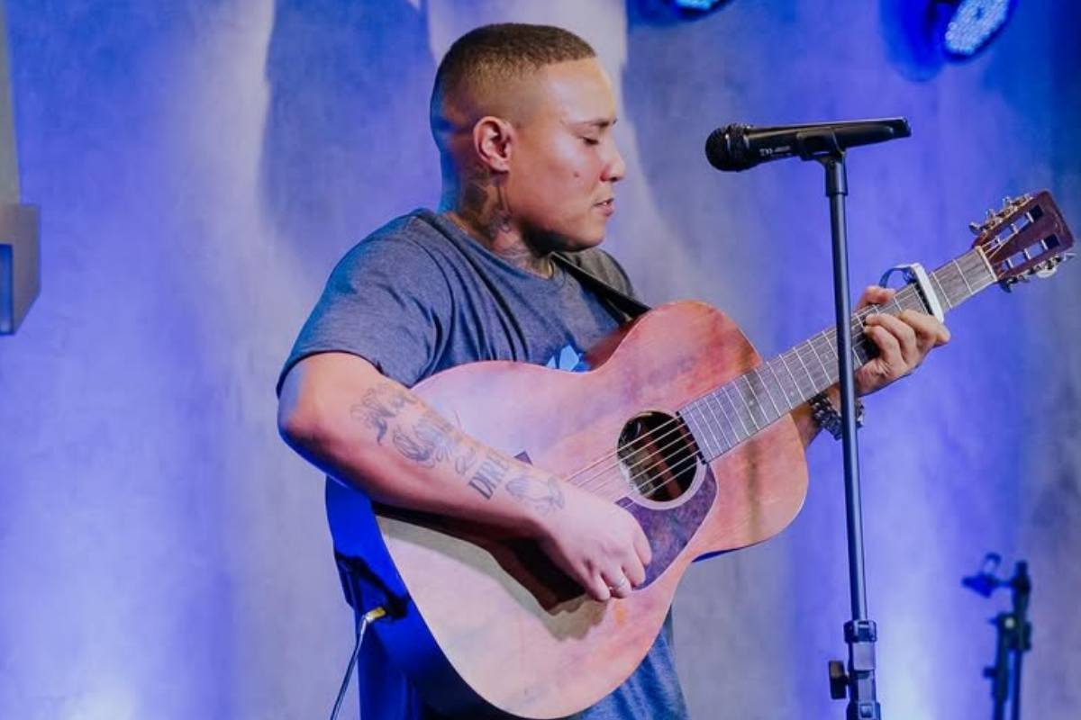 cantor-joao-igor-deixa-hospital-e-se-pronuncia-apos-ser-baleado-por-pm