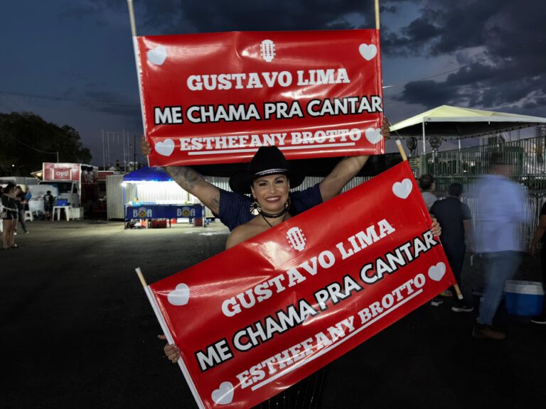 Cantora e fã de Gusttavo Lima leva cartazes pedindo para cantar com o Embaixador no palco
