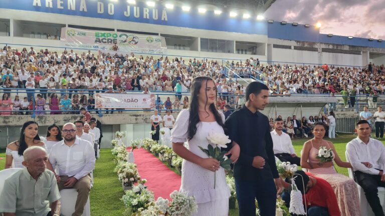 Mais de 400 casais oficializam a união em casamento coletivo durante a Expoacre Juruá