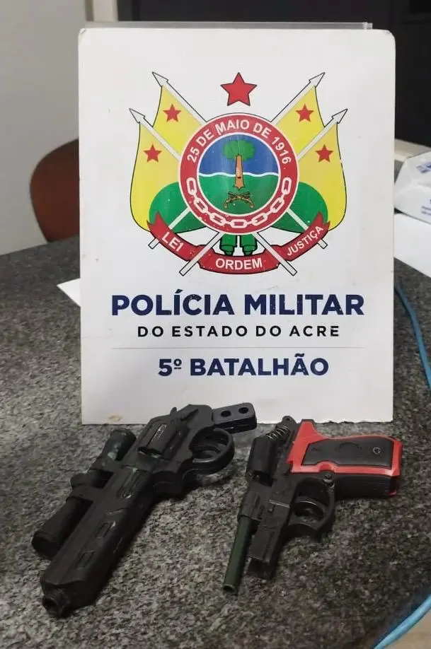 Homem tenta assaltar casal com arma de brinquedo, é contido por populares e acaba preso no Acre
