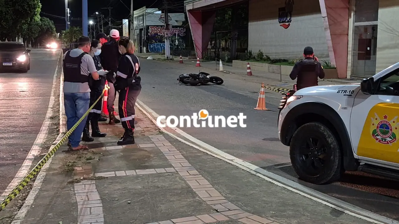 Jovem de 27 anos morre após moto colidir com poste na Avenida Antônio da Rocha Viana