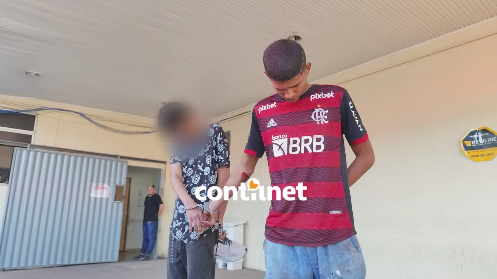 Dupla é presa por agredir mulher e roubar a moto dela em plena luz do dia