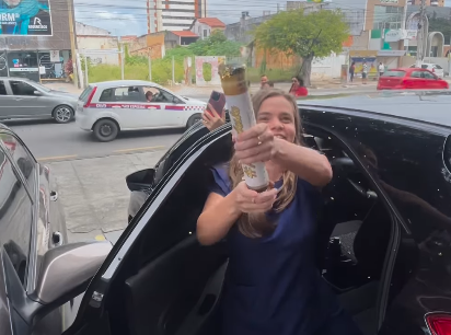 Após assinar divórcio, mulher é surpreendida por amigas com festa na rua e hit irônico