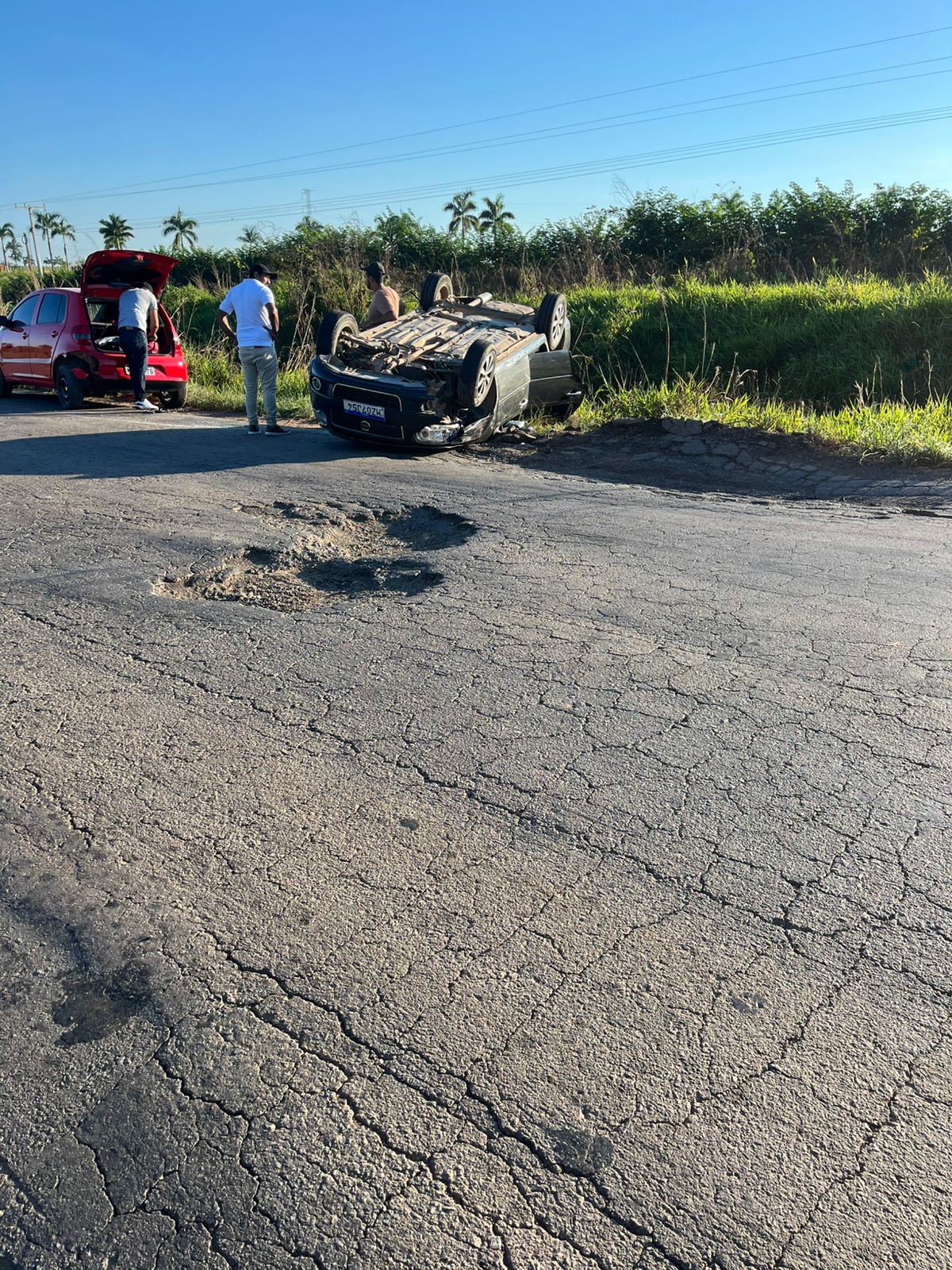 Motorista capota carro na BR-364 após desviar de buraco a caminho de festa de aniversário