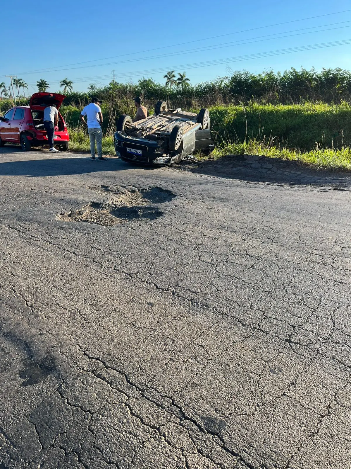 Motorista capota carro na BR-364 após desviar de buraco a caminho de festa de aniversário