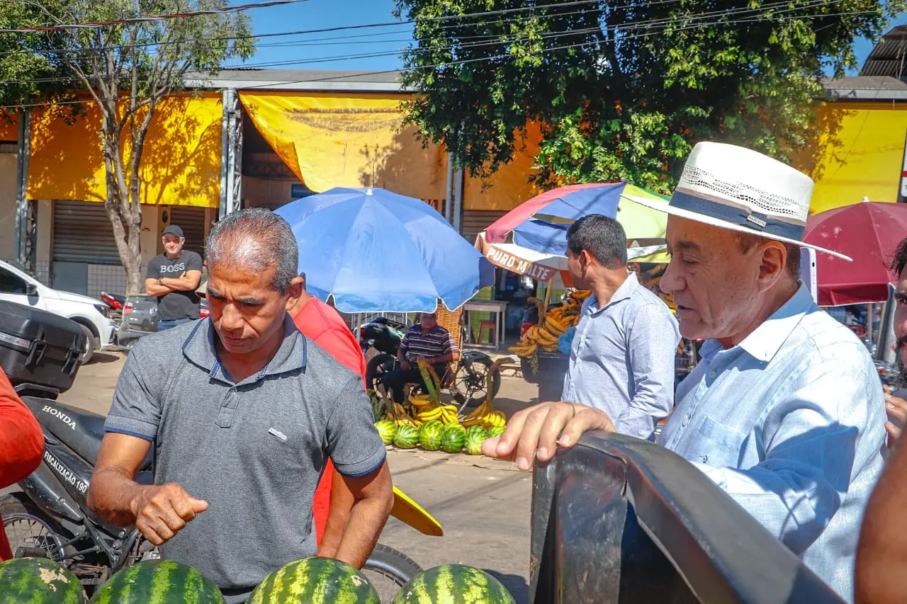 Bocalom recebe apoio popular durante visita às obras do novo Mercado Elias Mansour