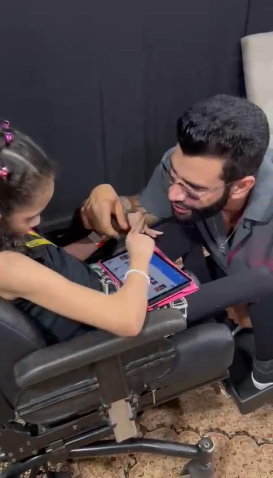 Em encontro emocionante, atleta paralímpica acreana se declara a Gusttavo Lima antes do show