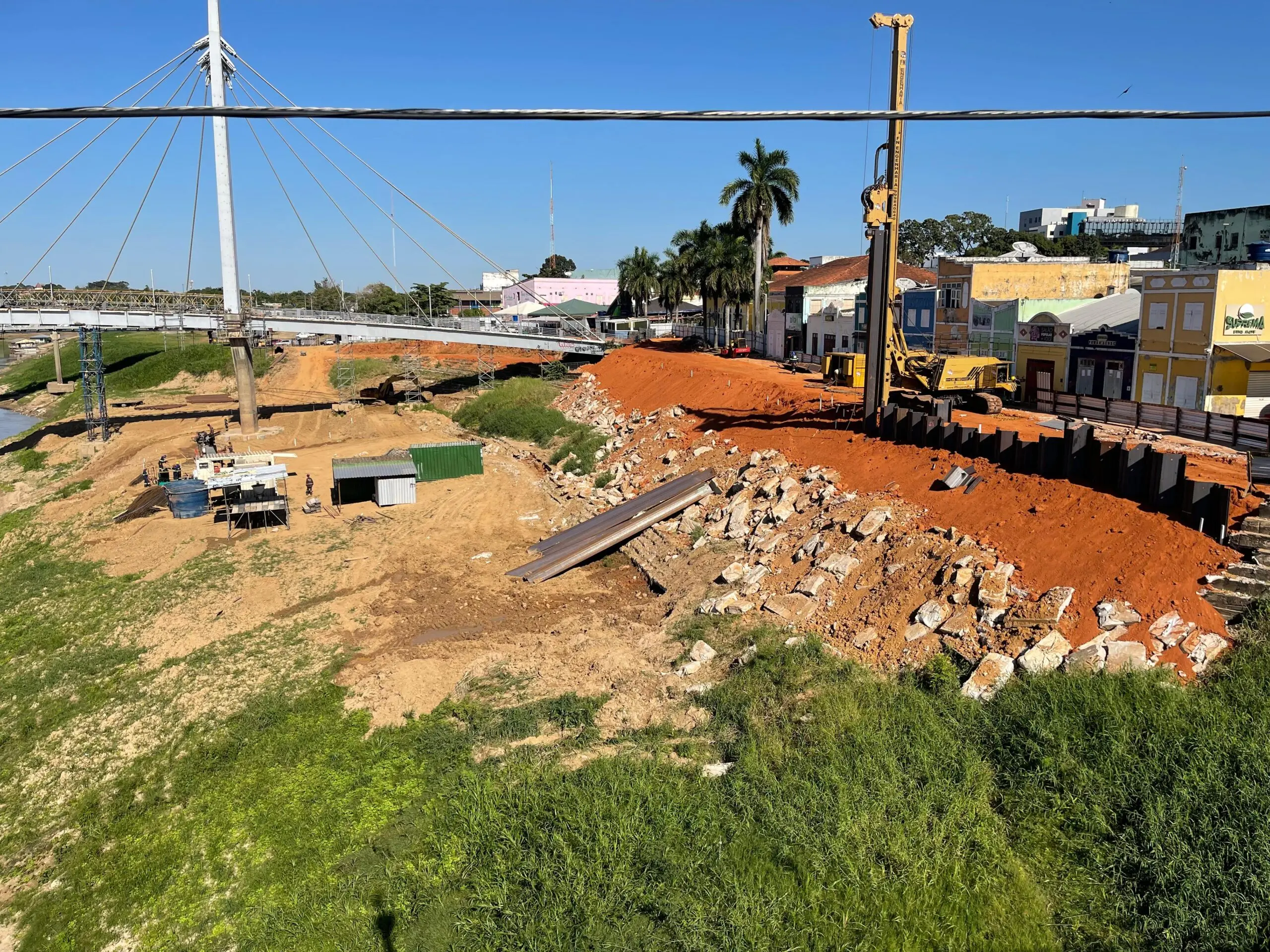 Deracre retira contenção antiga do Mercado Velho e crava 10 pranchas de metal por dia