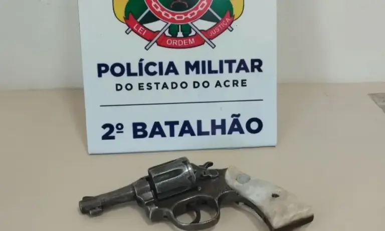 Suspeito de integrar facção criminosa foge da polícia e abandona arma