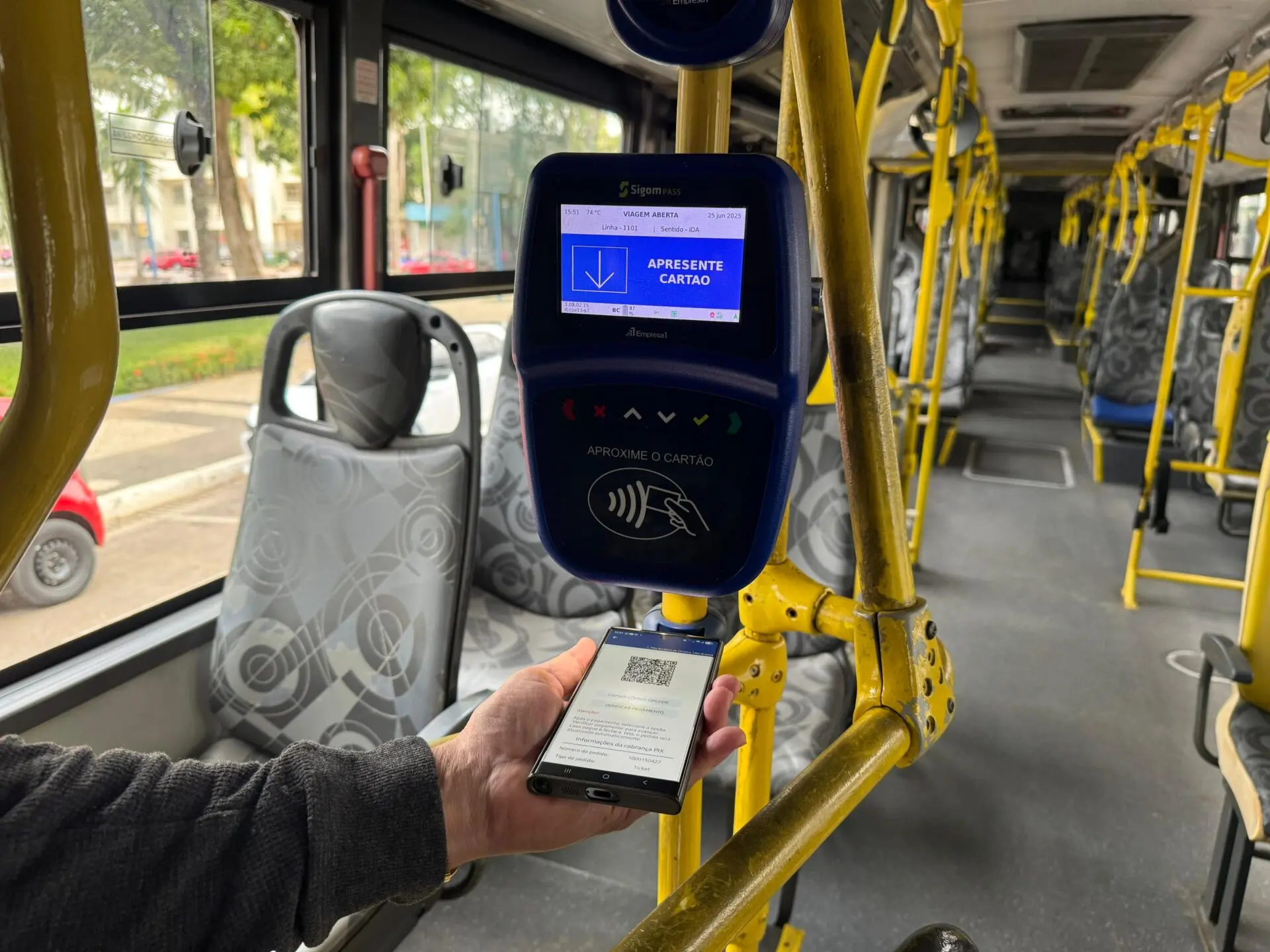 Após aprovação de lei, vereador cobra implantação do pagamento via Pix nos ônibus