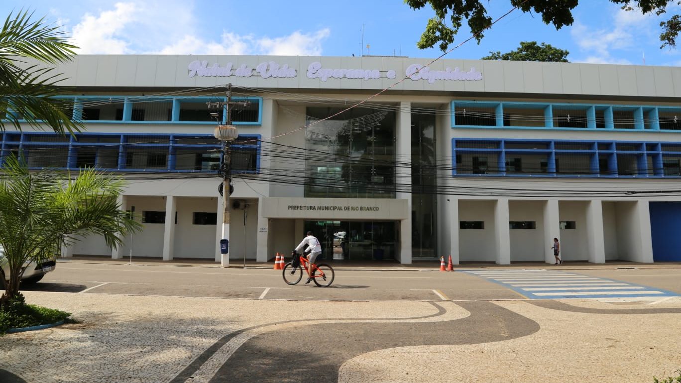 Prefeito em exercício, Alysson baixa decreto de contenção de gastos proibindo contratações