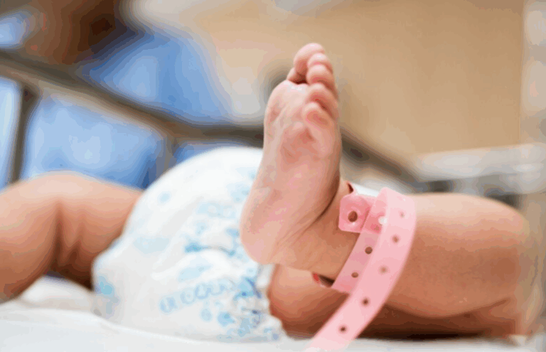 Bebê sobrevive após mãe de 12 anos morrer em parto de emergência