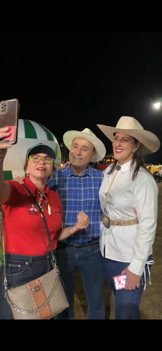 Bocalom é homenageado por moradores durante visita à ExpoAcrelândia 2025