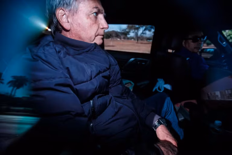 PF encontra pen drive escondido no banheiro e petição contra Moraes na casa de Bolsonaro