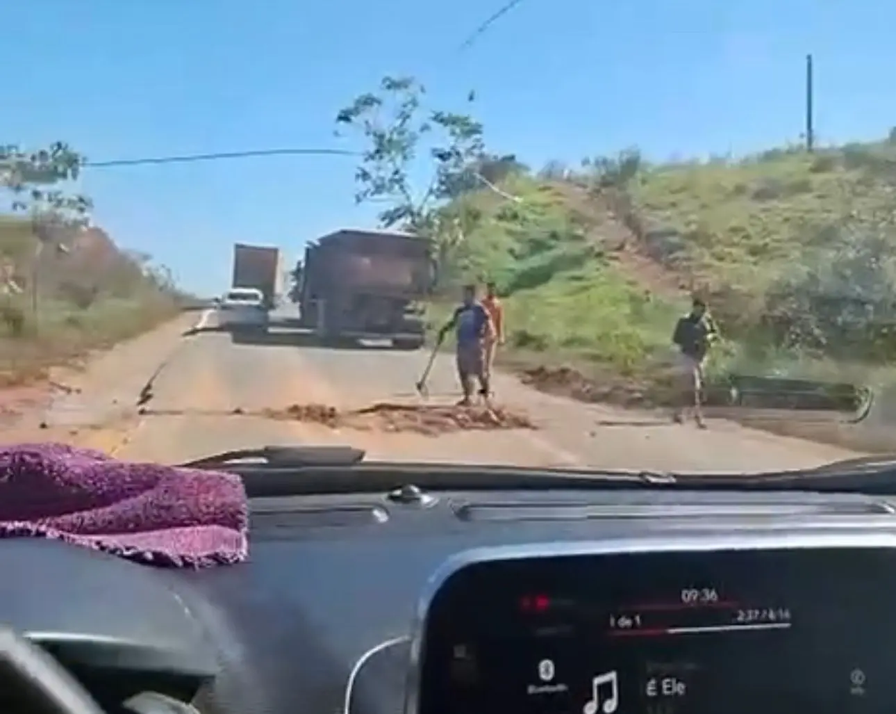 Cansados de esperar, carreteiros tapam buracos na BR-364 com pás e cascalho; VÍDEO