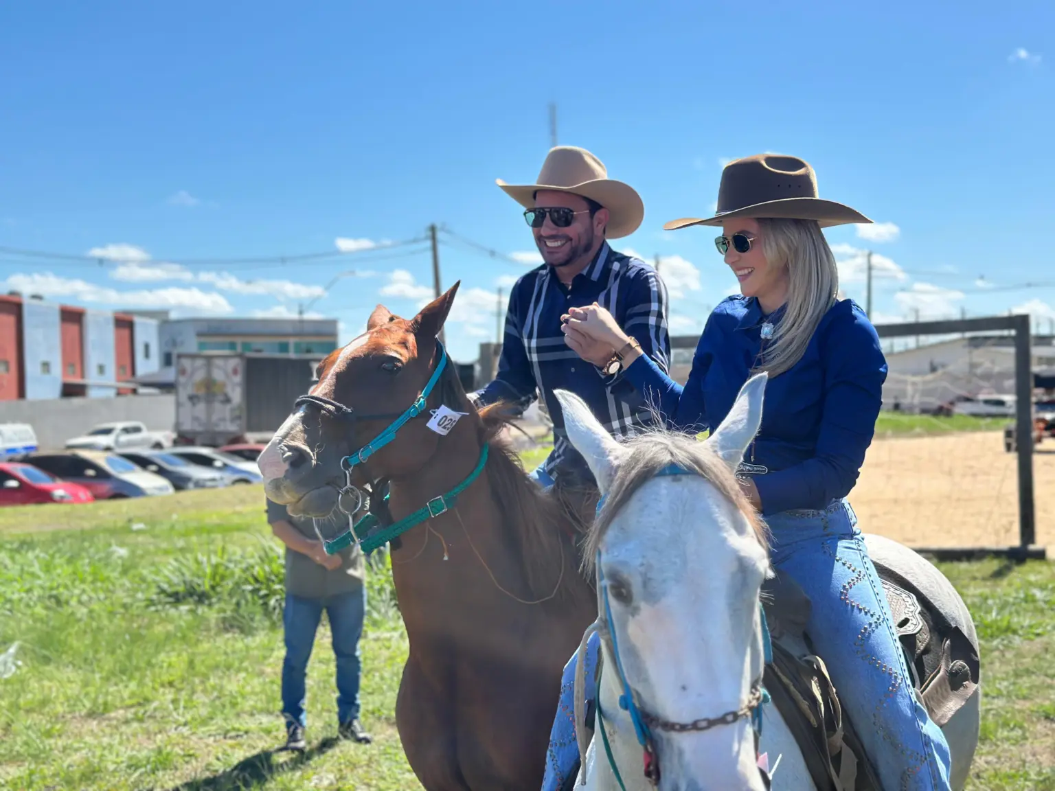 Gladson participa da cavalgada da Expoacre Juruá ao lado da namorada e do filho