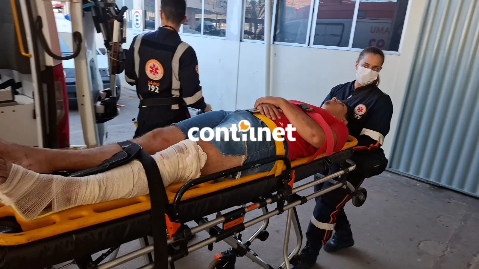 Jovem de 18 anos, não habilitado, colide de frente com viatura da PM e vai parar no PS