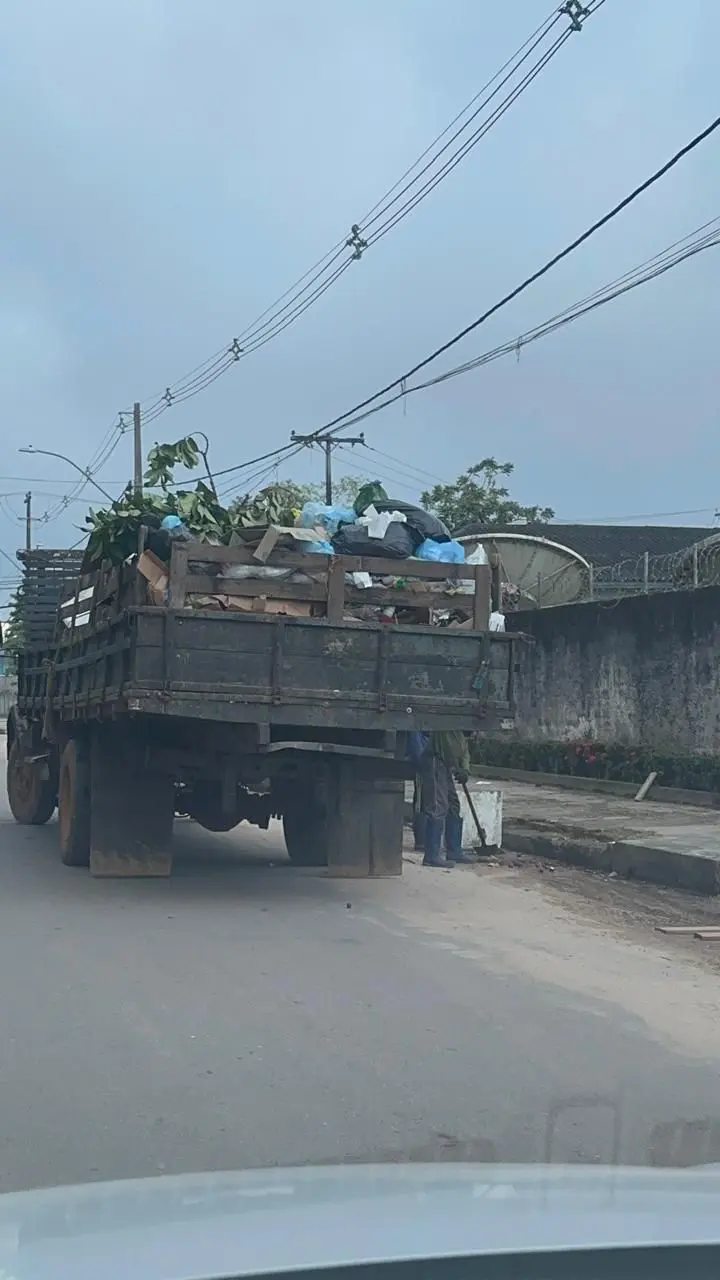 MP dá prazo de um ano para cidade do Acre trocar caminhões abertos por coletores de lixo modernos