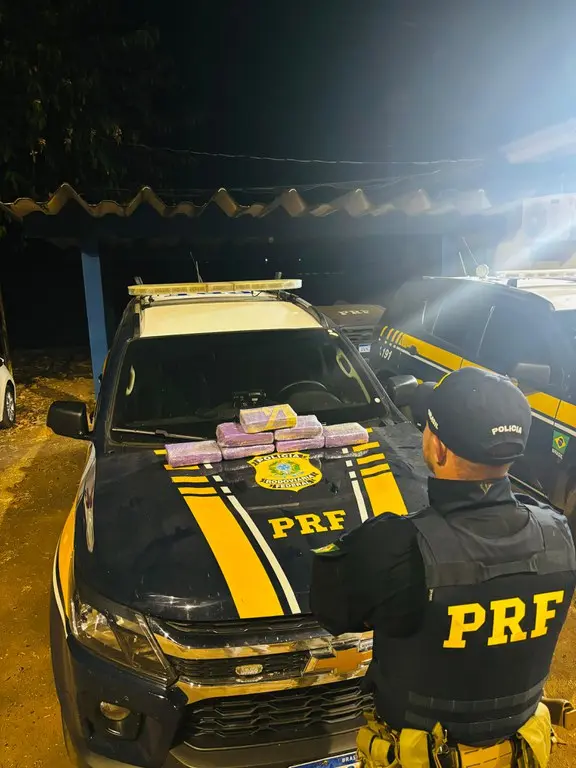 PRF apreende 7 kg de maconha em ônibus na BR-364; passageiro carregava droga em mochila
