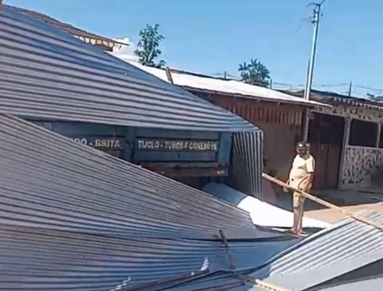 VÍDEO: “tornado” arranca telhado de residência em bairro de Rio Branco e assusta moradores