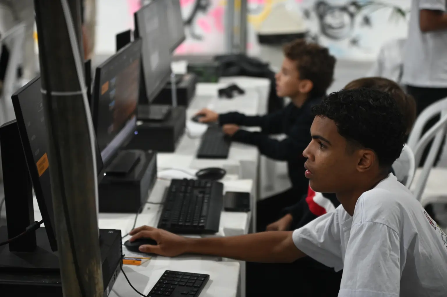 Curso de Inteligência Artificial atrai jovens na Arena Free Fire da Expoacre Juruá