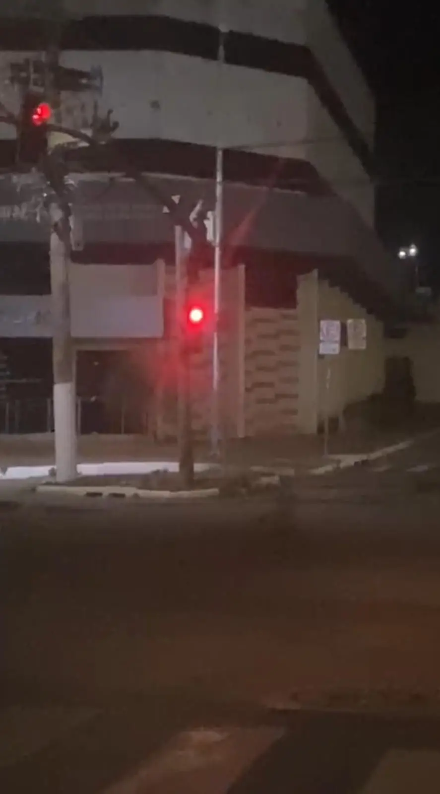 Homem é flagrado tentando roubar fios em frente a restaurante famoso de Rio Branco