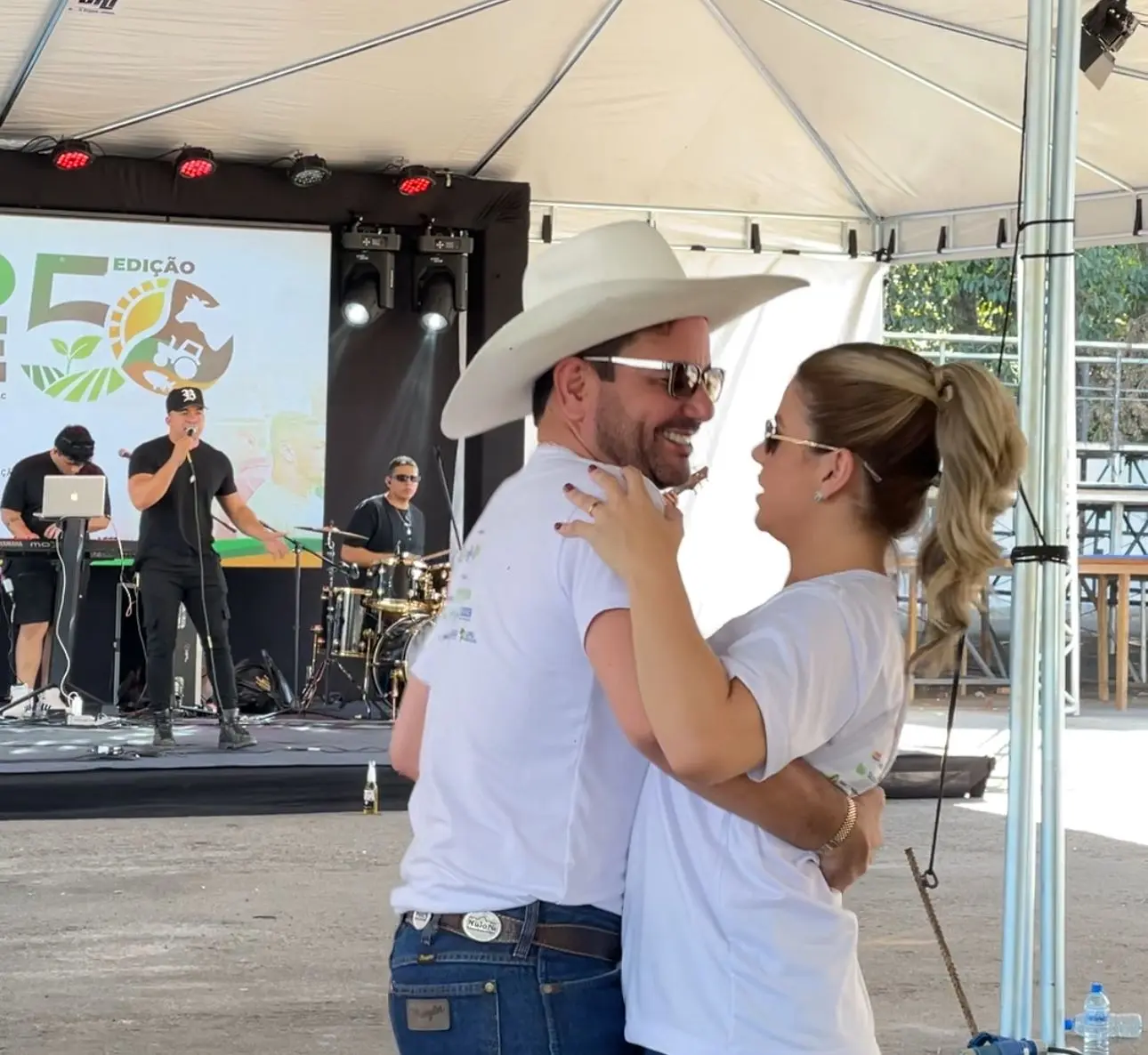 Gladson dança agarradinho com a namorada durante lançamento da Expoacre; VÍDEO