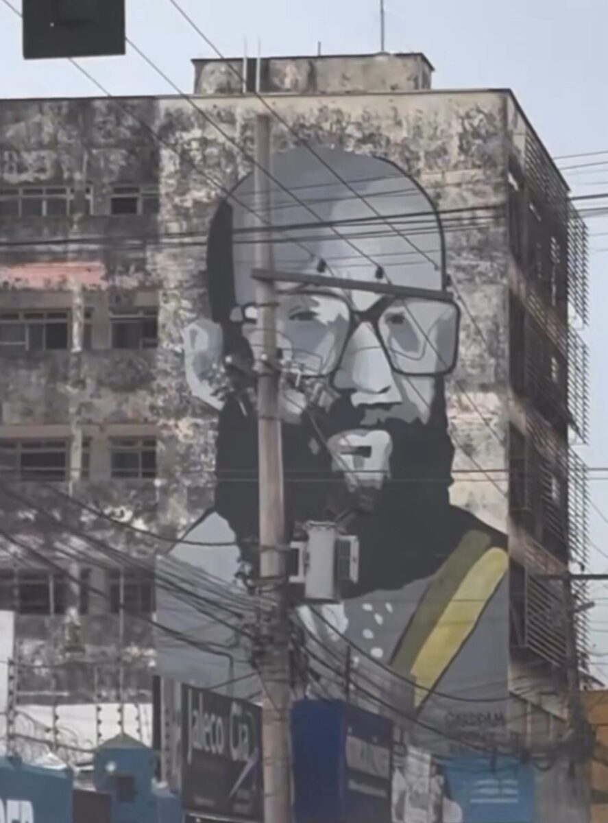 Graffiti gigante homenageia Enéas Carneiro em prédio de avenida em Rio Branco; confira Graffiti gigante homenageia Enéas Carneiro em prédio de avenida em Rio Branco; confira