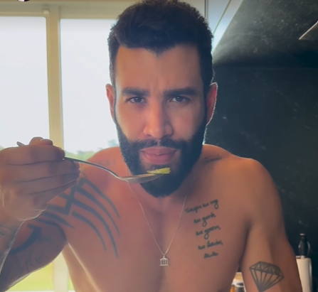 Gusttavo Lima vira meme ao aparecer fazendo almoço em casa momentos antes de fazer show no Acre