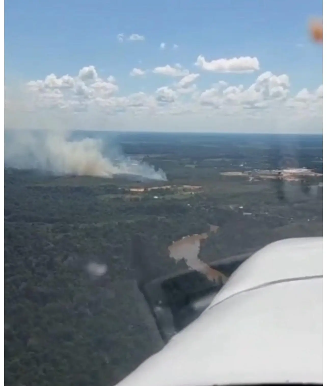Incêndio atinge área próxima ao Aeroporto de Cruzeiro do Sul e afeta operações aéreas; VÍDEO