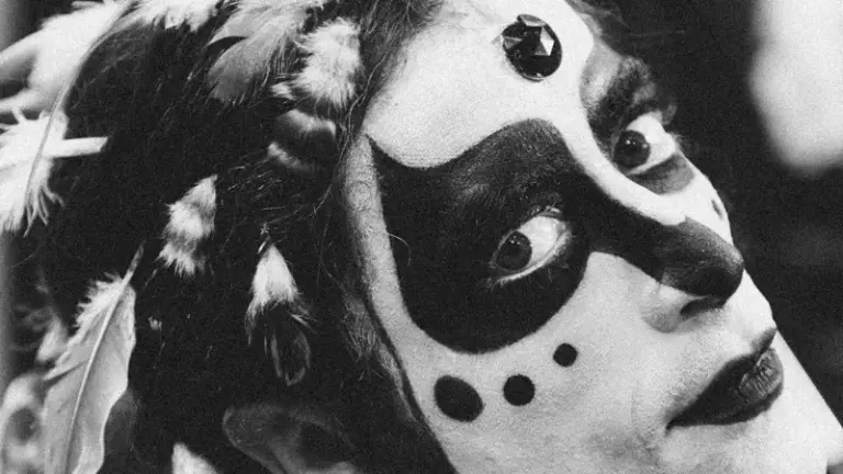 Quem se apresentou primeiro com os rostos pintados: Secos e Molhados ou Kiss?