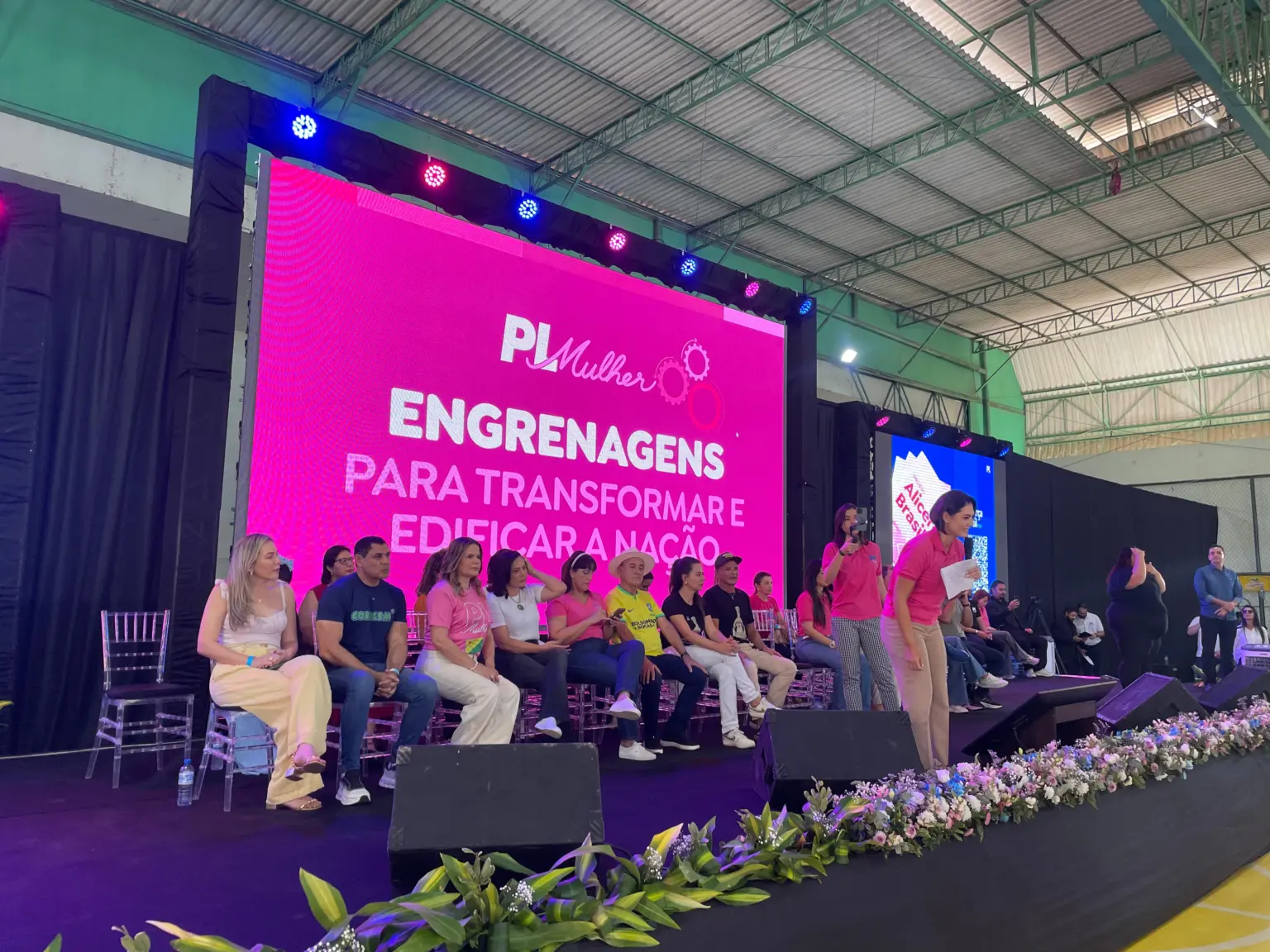 Michelle Bolsonaro é recebida com aplausos em evento do PL Mulher no Acre