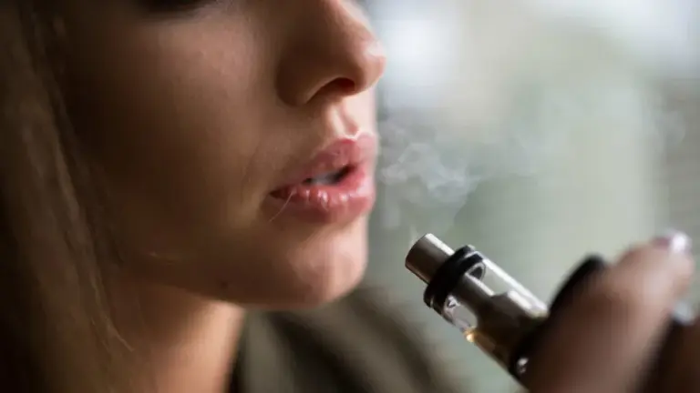 Vapes e os perigos invisíveis: o que você precisa saber antes de usar cigarros eletrônicos